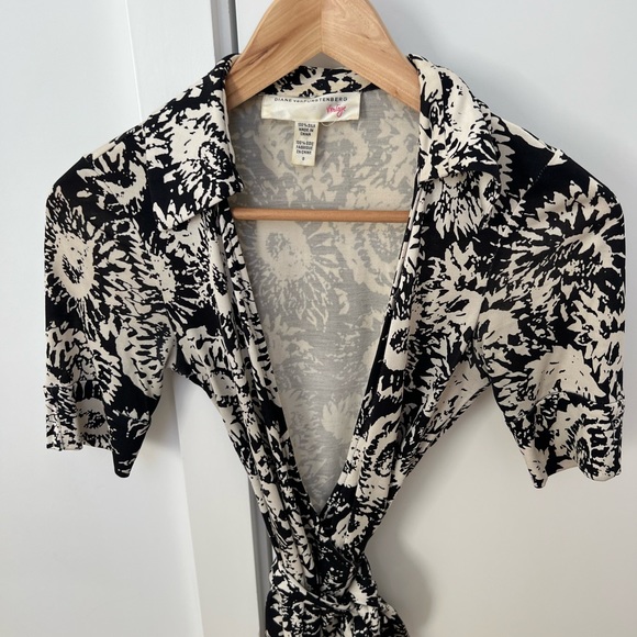 Diane Von Furstenberg DVF wrap top Vintage size 0 - Picture 2 of 4